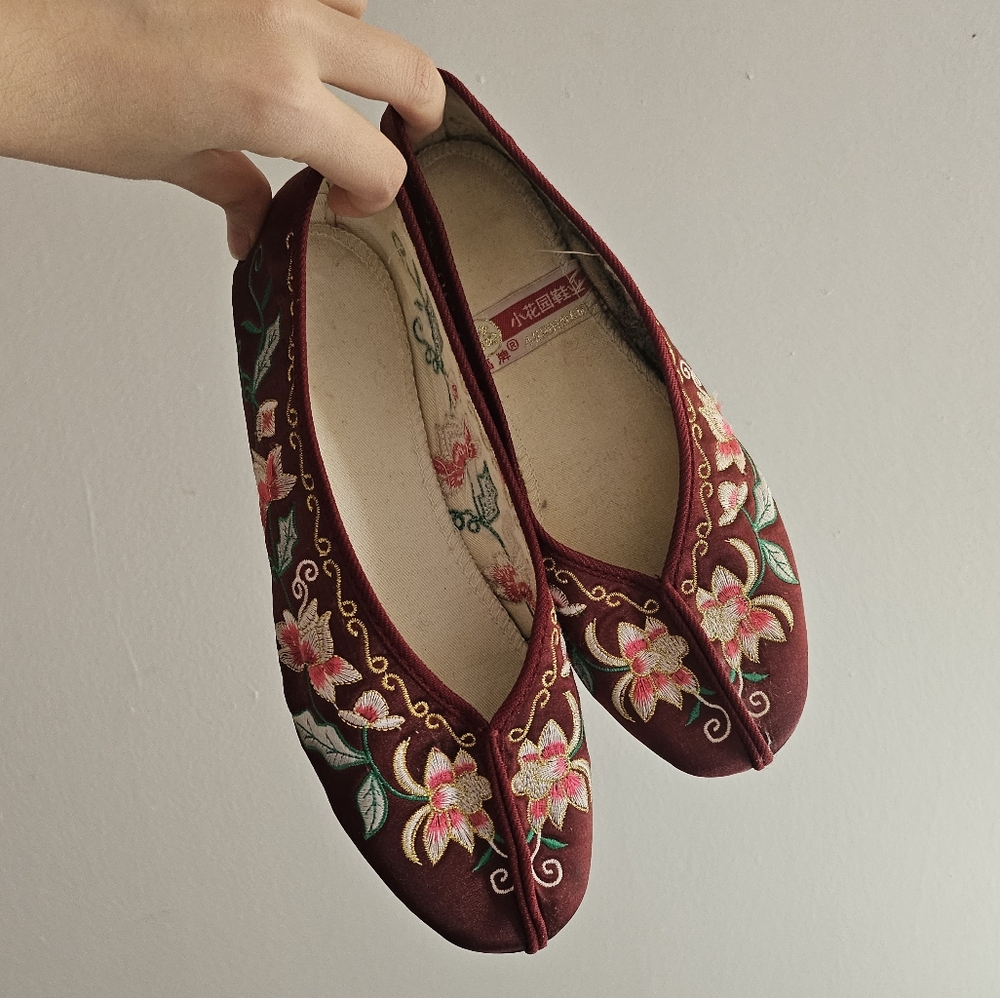vintage style embroidered burgundy satin ballet flats size 7